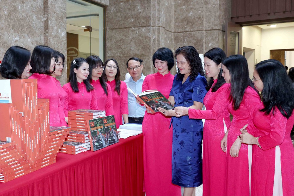 Ra mắt sách ảnh “A80: Tổ quốc trong tim” - Ảnh 2.