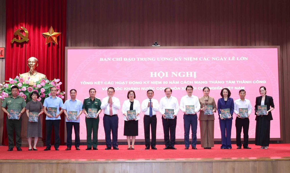 TTXVN ra mắt sách ảnh “A80: Tổ quốc trong tim” - Ảnh 1.