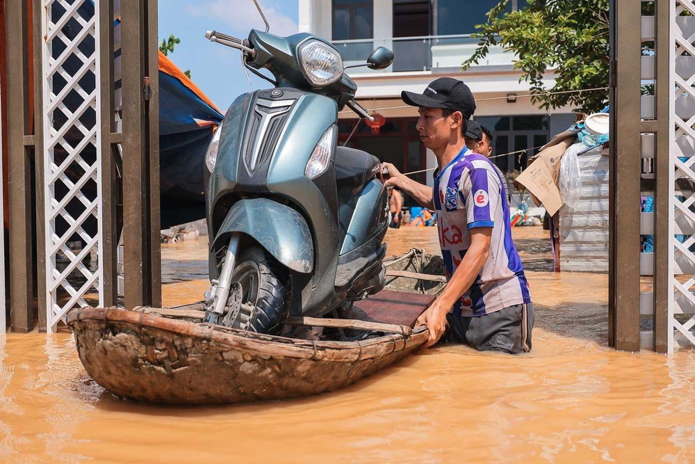 Hình ảnh nước sông Cầu dâng cao, nhiều xã chìm trong biển nước, người dân di dời tài sản - Ảnh 5.