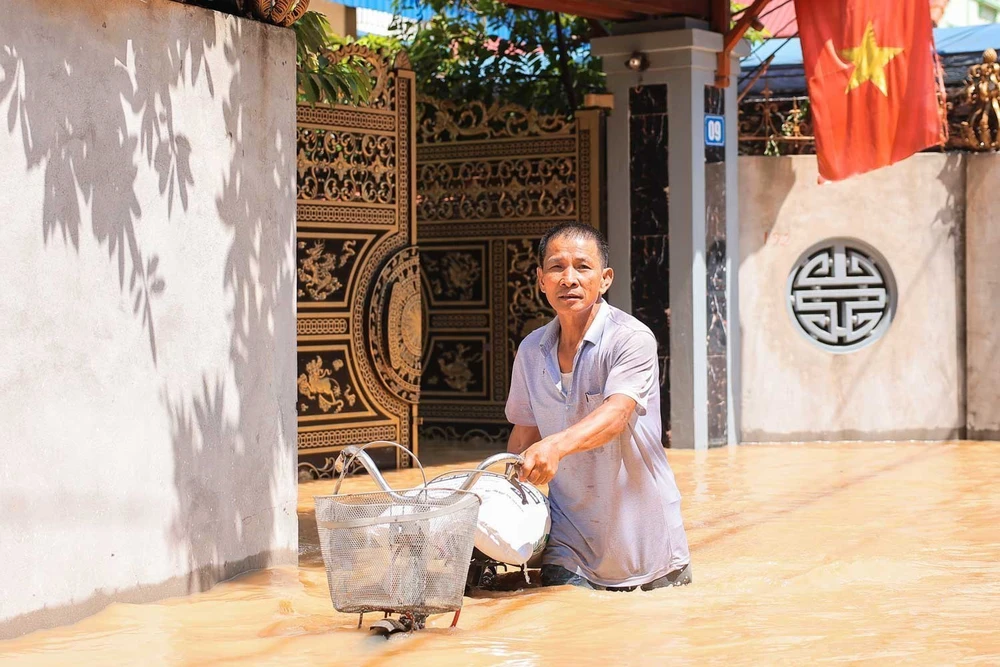 Hình ảnh nước sông Cầu dâng cao, nhiều xã chìm trong biển nước, người dân di dời tài sản - Ảnh 8.