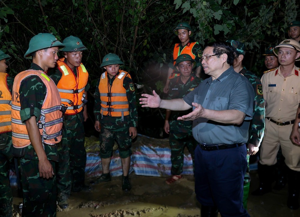 Trong đêm, Thủ tướng Phạm Minh Chính kiểm tra công tác ứng phó mưa lũ tại vùng ven sông của Hà Nội - Ảnh 3.