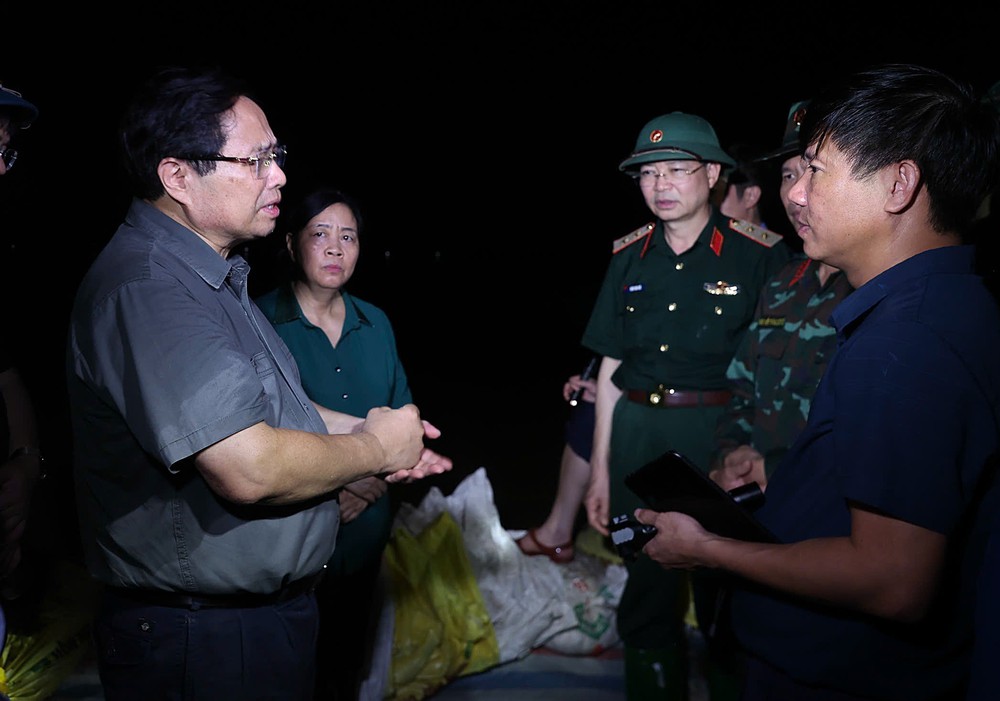 Trong đêm, Thủ tướng Phạm Minh Chính kiểm tra công tác ứng phó mưa lũ tại vùng ven sông của Hà Nội - Ảnh 2.