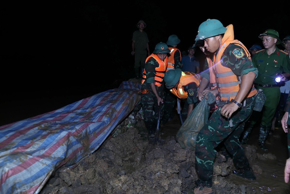 Trong đêm, Thủ tướng Phạm Minh Chính kiểm tra công tác ứng phó mưa lũ tại vùng ven sông của Hà Nội - Ảnh 5.