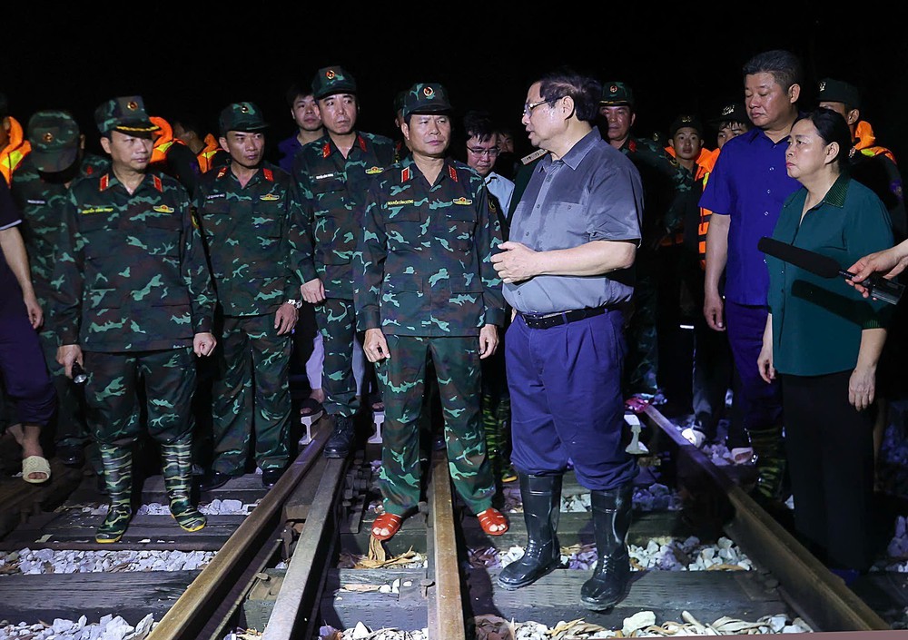Trong đêm, Thủ tướng Phạm Minh Chính kiểm tra công tác ứng phó mưa lũ tại vùng ven sông của Hà Nội - Ảnh 6.