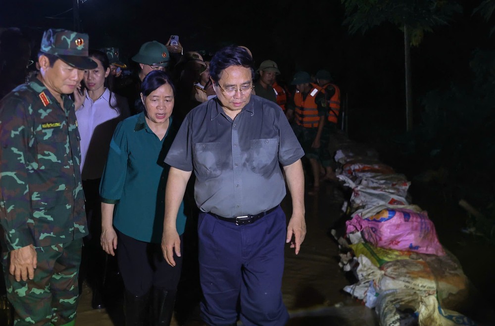 Trong đêm, Thủ tướng Phạm Minh Chính kiểm tra công tác ứng phó mưa lũ tại vùng ven sông của Hà Nội - Ảnh 4.