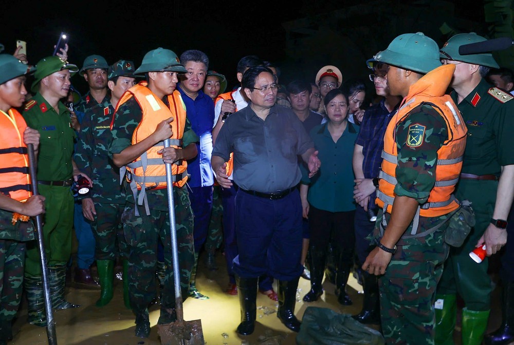 Trong đêm, Thủ tướng Phạm Minh Chính kiểm tra công tác ứng phó mưa lũ tại vùng ven sông của Hà Nội - Ảnh 1.