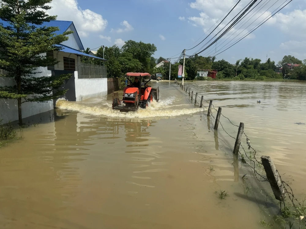 Ứng cứu hơn 2.400 hộ dân ở xã Trung Giã (Hà Nội) bị cô lập - Ảnh 1.