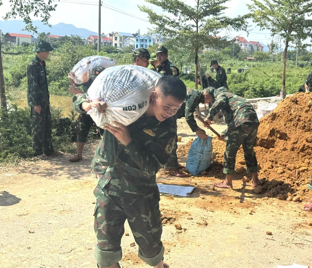 Ứng cứu hơn 2.400 hộ dân ở xã Trung Giã (Hà Nội) bị cô lập - Ảnh 2.