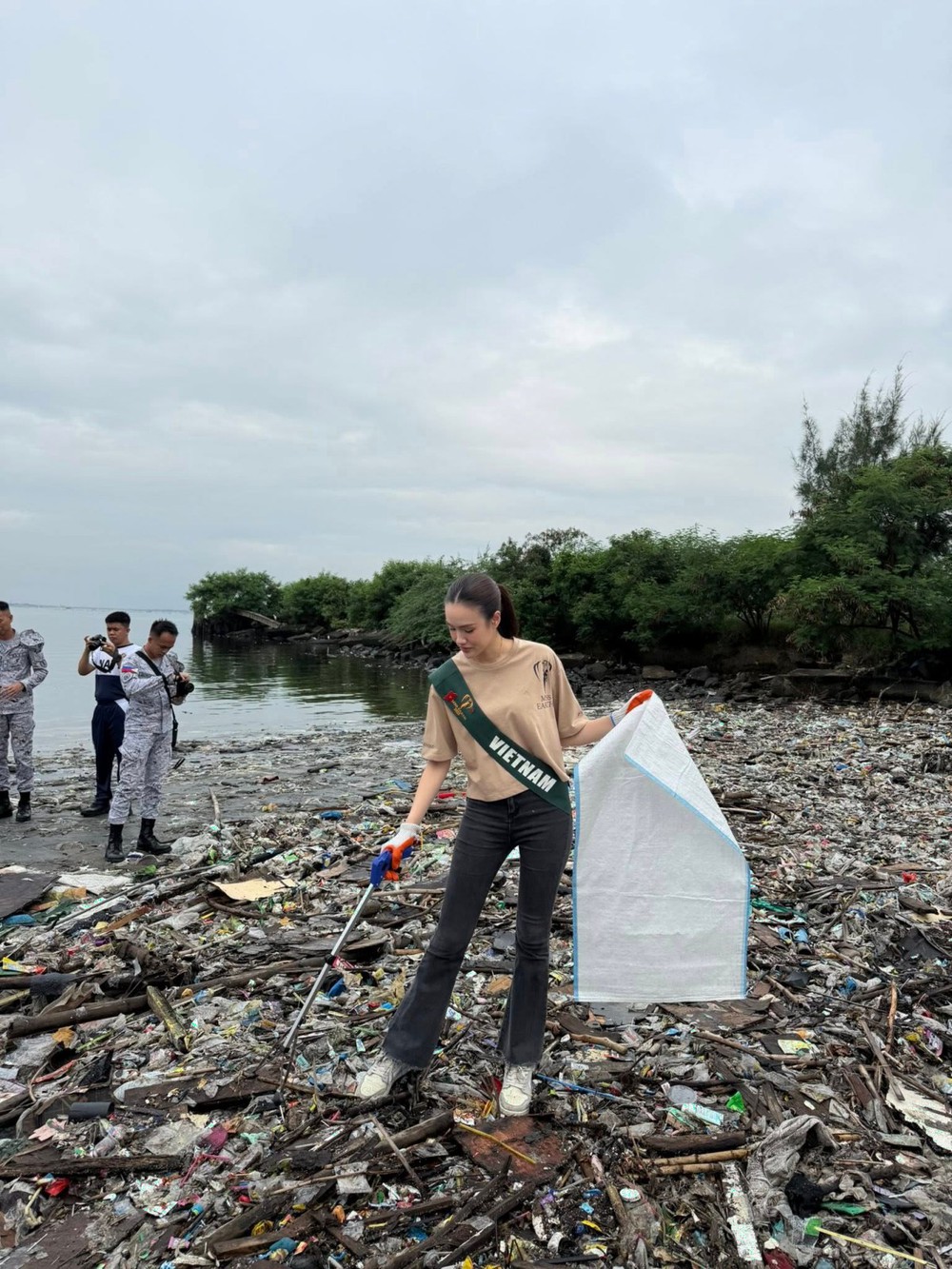 Á hậu Trịnh Mỹ Anh tham gia hoạt động thiện nguyện tại Miss Earth 2025 - Ảnh 1. Á hậu Trịnh Mỹ Anh tham gia hoạt động thiện nguyện tại Miss Earth 2025 - Ảnh 1.