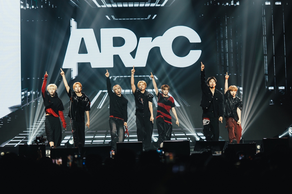 BTOB, DPR CREAM & DPR ARTIC, Dragon Pony cuồng nhiệt trước 1.500 khán giả TP.HCM - Ảnh 4. BTOB, DPR CREAM & DPR ARTIC, Dragon Pony cuồng nhiệt trước 1.500 khán giả TP.HCM - Ảnh 4.