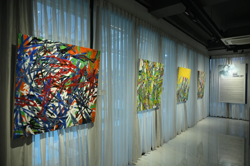 Họa sĩ Đặng Phương Việt kết hợp Phúc Sinh ra mắt “Họa cá”  - Ảnh 4.