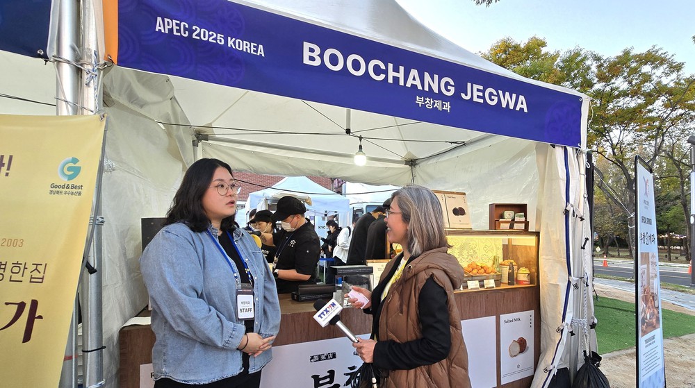 Tuần lễ Cấp cao APEC 2025: Bánh óc chó truyền thống Hàn Quốc “chinh phục” thực khách - Ảnh 2. Tuần lễ Cấp cao APEC 2025: Bánh óc chó truyền thống Hàn Quốc “chinh phục” thực khách - Ảnh 2.