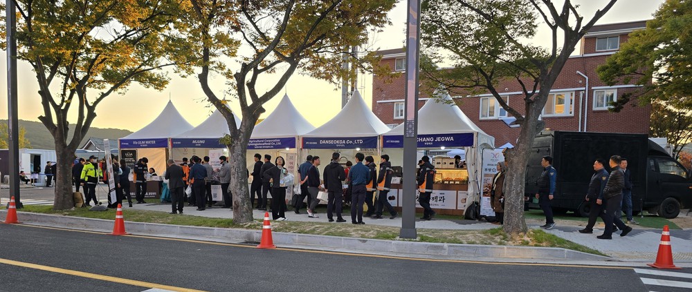 Tuần lễ Cấp cao APEC 2025: Bánh óc chó truyền thống Hàn Quốc “chinh phục” thực khách - Ảnh 1. Tuần lễ Cấp cao APEC 2025: Bánh óc chó truyền thống Hàn Quốc “chinh phục” thực khách - Ảnh 1.