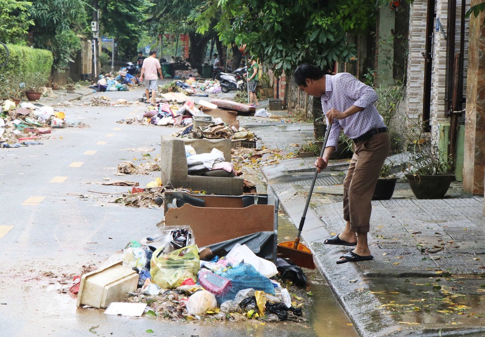 Huế: Ngổn ngang sau mưa lũ đặc biệt lớn - Ảnh 4. Huế: Ngổn ngang sau mưa lũ đặc biệt lớn - Ảnh 4.
