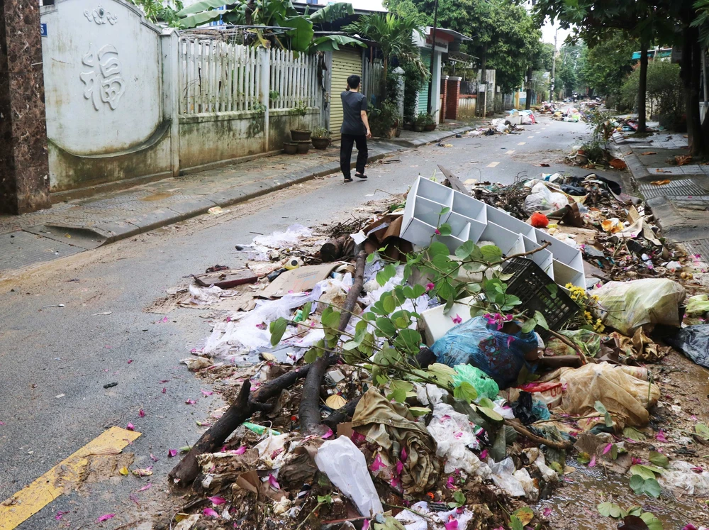 Huế: Ngổn ngang sau mưa lũ đặc biệt lớn - Ảnh 3. Huế: Ngổn ngang sau mưa lũ đặc biệt lớn - Ảnh 3.