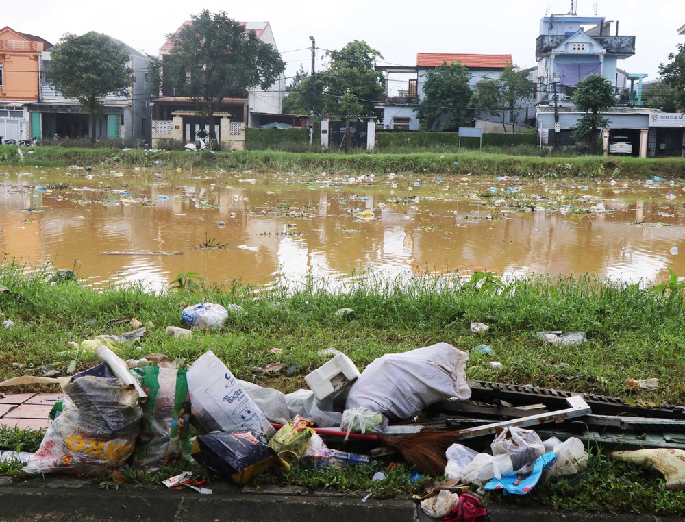 Huế: Ngổn ngang sau mưa lũ đặc biệt lớn - Ảnh 5. Huế: Ngổn ngang sau mưa lũ đặc biệt lớn - Ảnh 5.