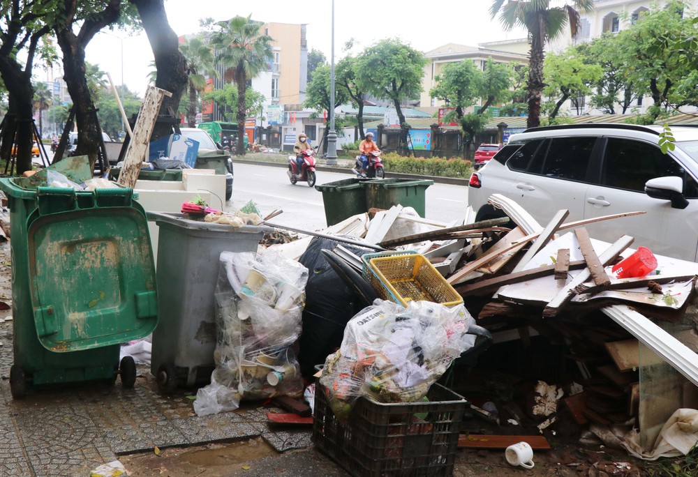 Huế: Ngổn ngang sau mưa lũ đặc biệt lớn - Ảnh 7. Huế: Ngổn ngang sau mưa lũ đặc biệt lớn - Ảnh 7.