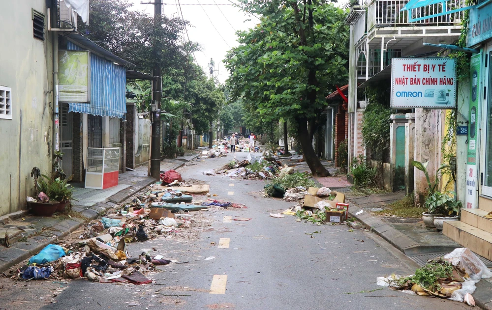 Huế: Ngổn ngang sau mưa lũ đặc biệt lớn - Ảnh 1. Huế: Ngổn ngang sau mưa lũ đặc biệt lớn - Ảnh 1.