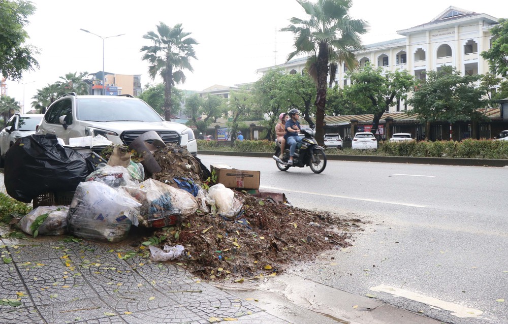 Huế: Ngổn ngang sau mưa lũ đặc biệt lớn - Ảnh 6. Huế: Ngổn ngang sau mưa lũ đặc biệt lớn - Ảnh 6.