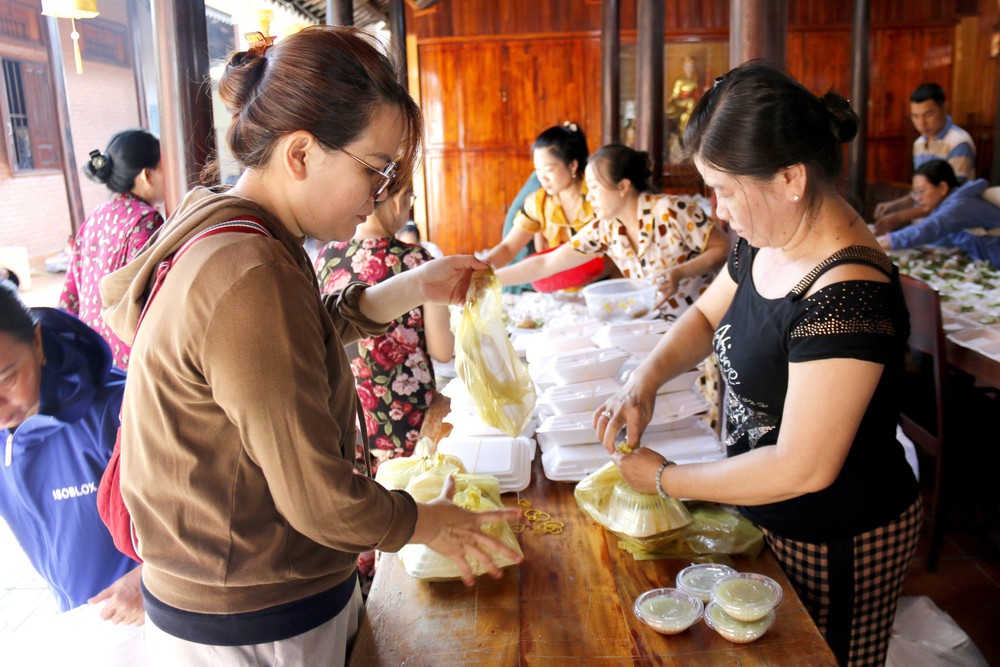 Lâm Đồng: Những suất cơm nghĩa tình đến với người dân bị chia cắt do mưa lũ - Ảnh 6. Lâm Đồng: Những suất cơm nghĩa tình đến với người dân bị chia cắt do mưa lũ - Ảnh 6.