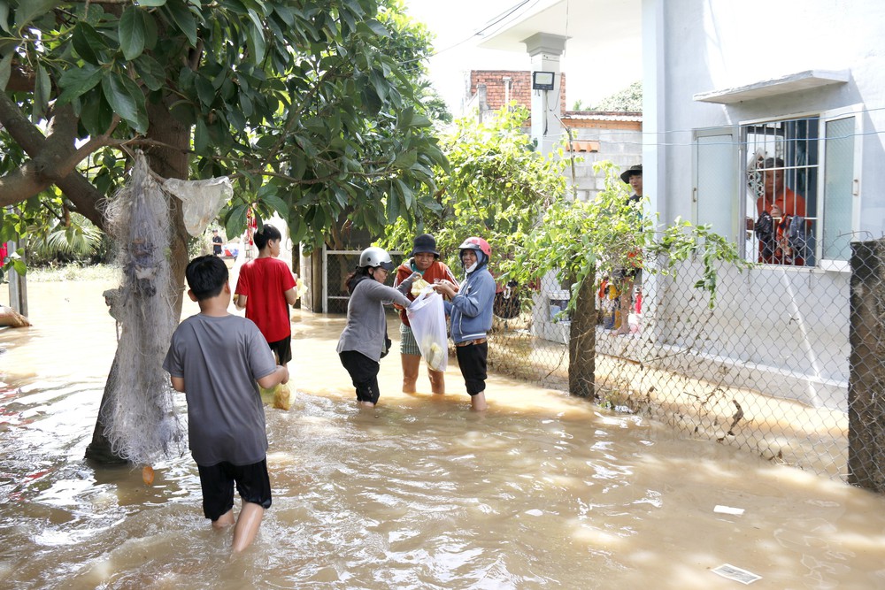 Lâm Đồng: Những suất cơm nghĩa tình đến với người dân bị chia cắt do mưa lũ - Ảnh 8. Lâm Đồng: Những suất cơm nghĩa tình đến với người dân bị chia cắt do mưa lũ - Ảnh 8.