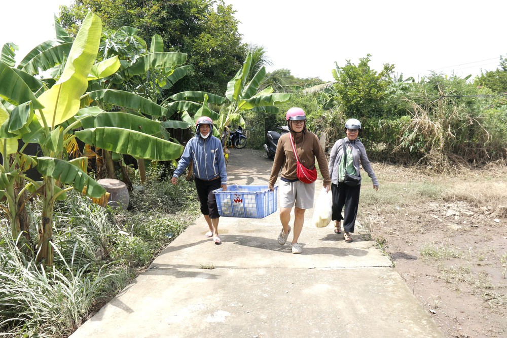 Lâm Đồng: Những suất cơm nghĩa tình đến với người dân bị chia cắt do mưa lũ - Ảnh 7. Lâm Đồng: Những suất cơm nghĩa tình đến với người dân bị chia cắt do mưa lũ - Ảnh 7.