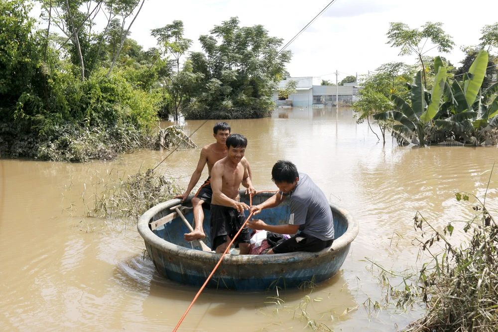Lâm Đồng: Những suất cơm nghĩa tình đến với người dân bị chia cắt do mưa lũ - Ảnh 2. Lâm Đồng: Những suất cơm nghĩa tình đến với người dân bị chia cắt do mưa lũ - Ảnh 2.