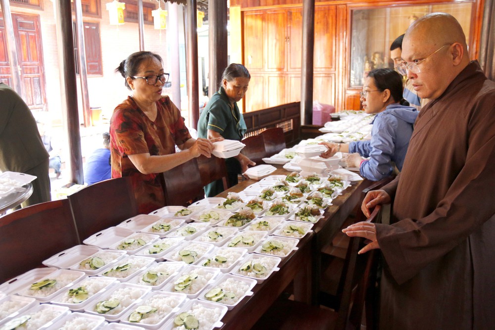 Lâm Đồng: Những suất cơm nghĩa tình đến với người dân bị chia cắt do mưa lũ - Ảnh 3. Lâm Đồng: Những suất cơm nghĩa tình đến với người dân bị chia cắt do mưa lũ - Ảnh 3.