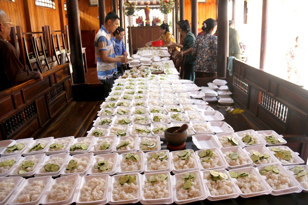 Lâm Đồng: Những suất cơm nghĩa tình đến với người dân bị chia cắt do mưa lũ - Ảnh 4. Lâm Đồng: Những suất cơm nghĩa tình đến với người dân bị chia cắt do mưa lũ - Ảnh 4.