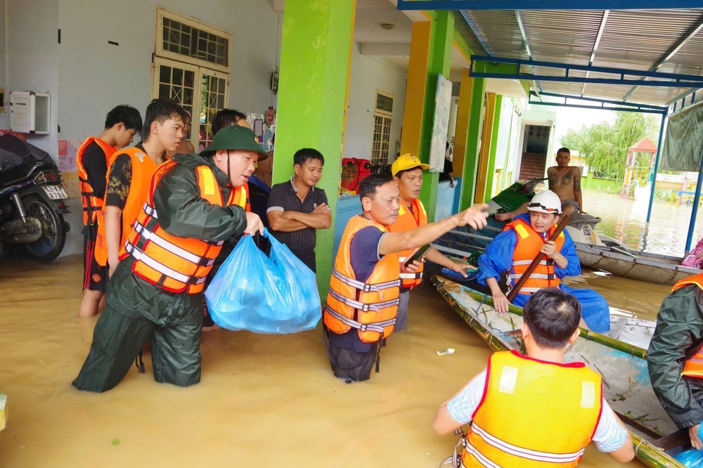Giữa thiên tai vẫn xin nhường cho người khó khăn hơn - Ảnh 2. Giữa thiên tai vẫn xin nhường cho người khó khăn hơn - Ảnh 2.