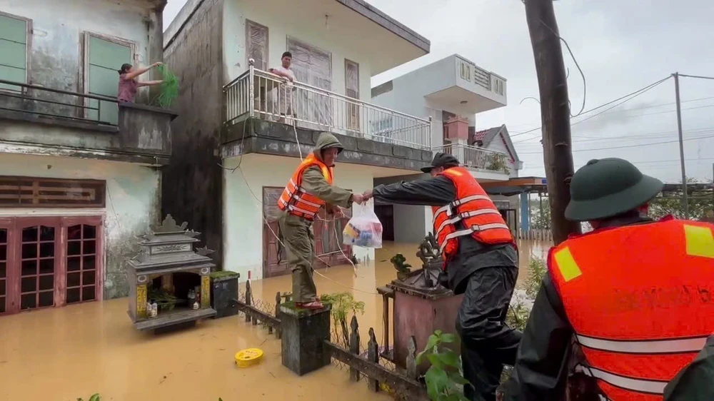 Giữa thiên tai vẫn xin nhường cho người khó khăn hơn - Ảnh 1. Giữa thiên tai vẫn xin nhường cho người khó khăn hơn - Ảnh 1.