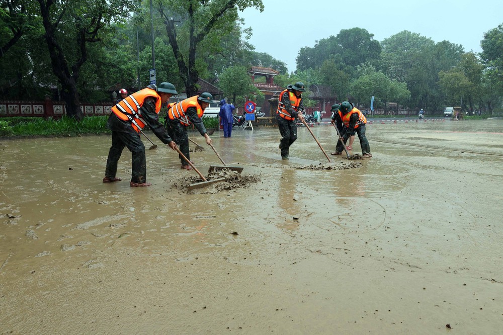 Huế huy động 8.250 người khắc phục hậu quả mưa lũ đặc biệt lớn - Ảnh 1. Huế huy động 8.250 người khắc phục hậu quả mưa lũ đặc biệt lớn - Ảnh 1.