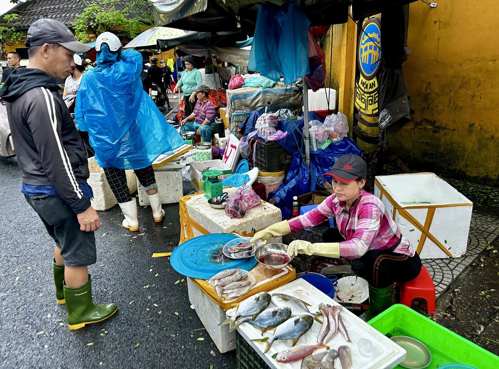 Phố cổ Hội An khôi phục nhịp sống thường ngày sau mưa lũ - Ảnh 4.