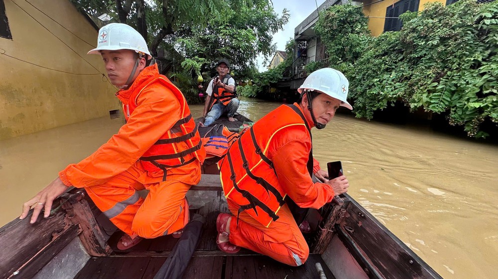Đà Nẵng: Tổng lực vào cuộc khôi phục cấp điện nhanh và an toàn nhất cho người dân vùng lũ - Ảnh 1.