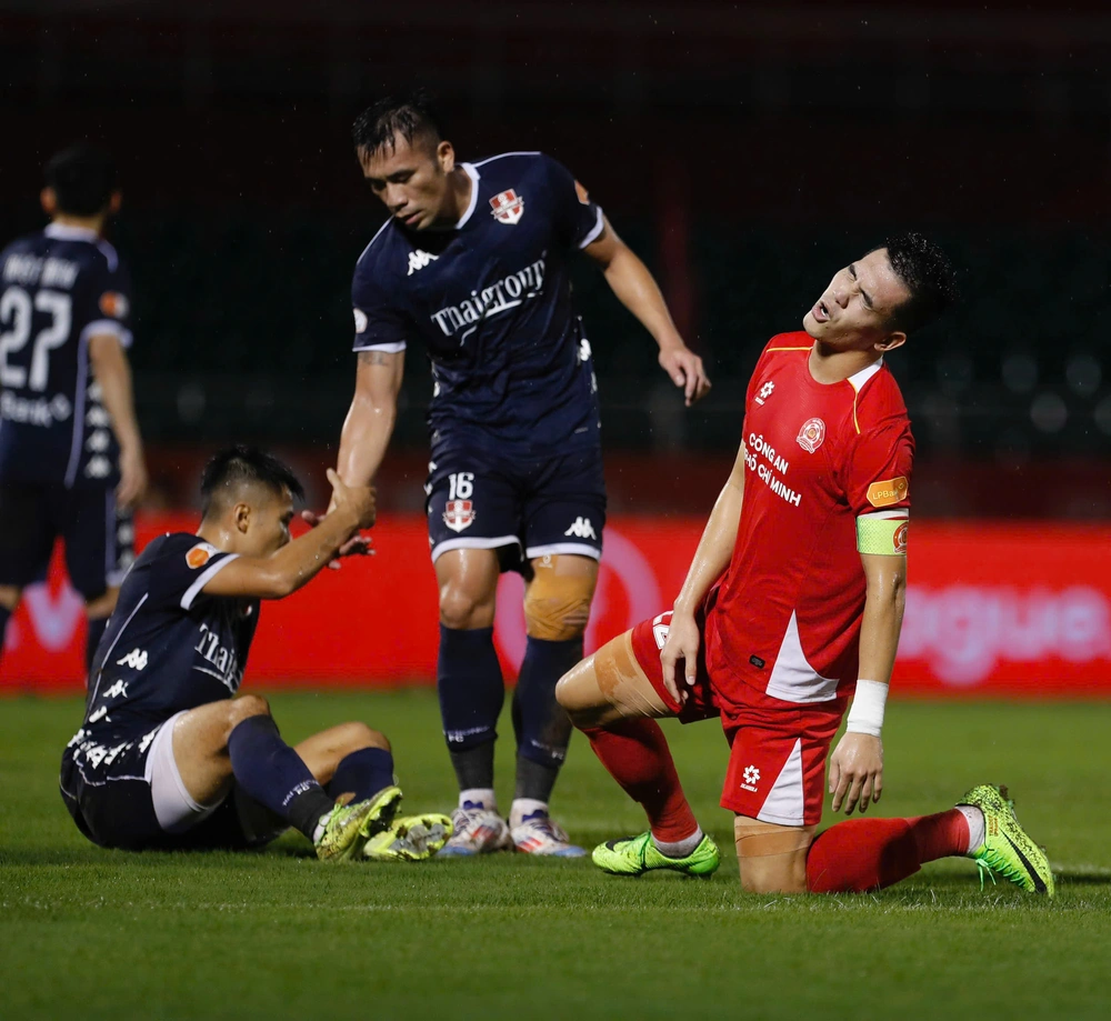 HLV Chu Đình Nghiêm cùng đội nhà ngược dòng giành chiến thắng, lọt Top 3 trên BXH V-League - Ảnh 2.