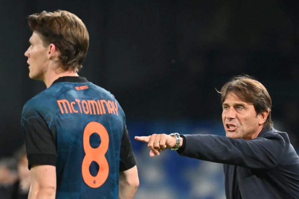 Napoli khủng hoảng: Khi nhà vô địch bị xem như “đã chết” - Ảnh 1.