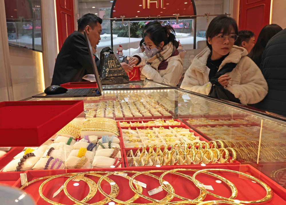 Giá vàng miếng chiều 10/11 tăng 1,8 triệu đồng/lượng - Ảnh 1. Giá vàng miếng chiều 10/11 tăng 1,8 triệu đồng/lượng - Ảnh 1.