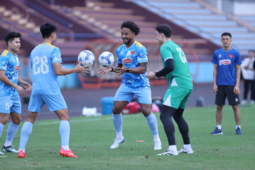 Tin nóng bóng đá Việt Nam hôm nay 12/11: Đặng Văn Lâm chấn thương; Đổi lịch trận Việt Nam gặp Lào - Ảnh 1.