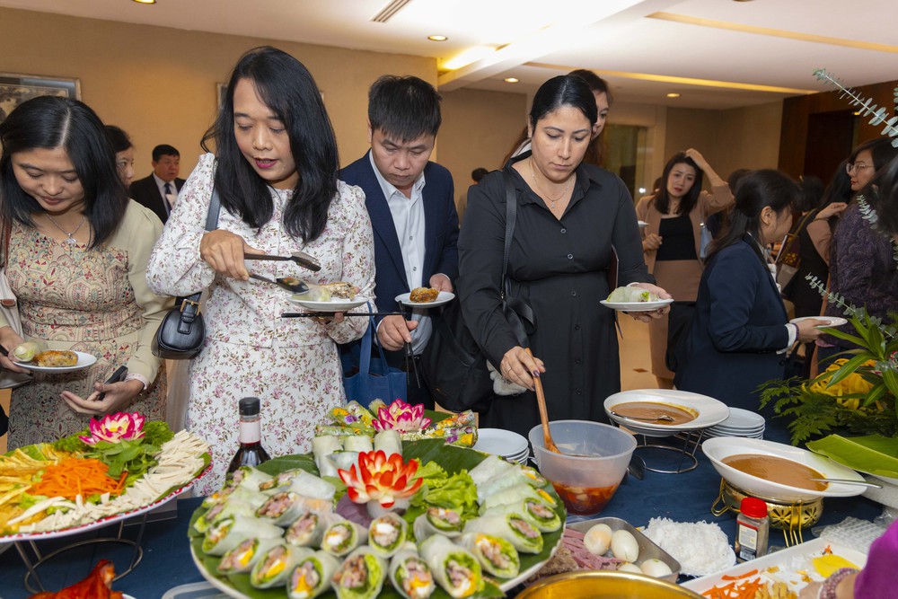 Khám phá món ngon 3 miền, giao lưu ẩm thực quốc tế tại Liên hoan Văn hoá Ẩm thực Quốc tế 2025 - Ảnh 2.