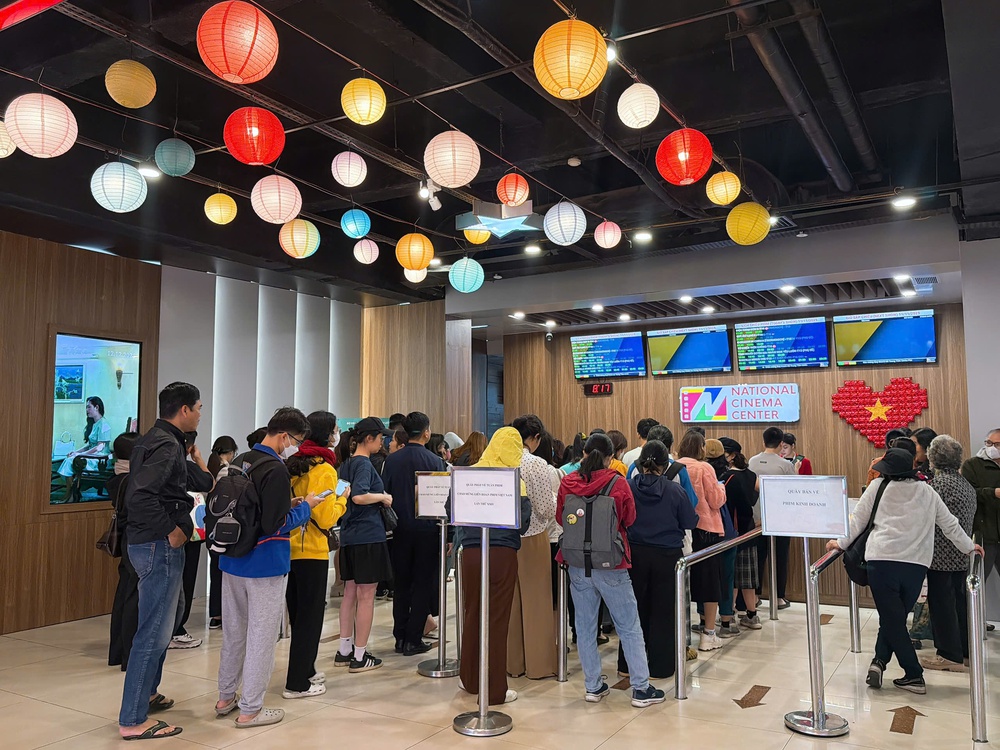 Khán giả xếp hàng nhận vé Tuần phim Chào mừng LHP Việt Nam lần thứ 24 - Ảnh 1.