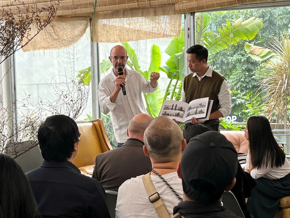 Nhiếp ảnh gia Jean-Charles Sarrazin: &quot;Đi chơi&quot; Hà Nội 40 năm trước - Ảnh 1.