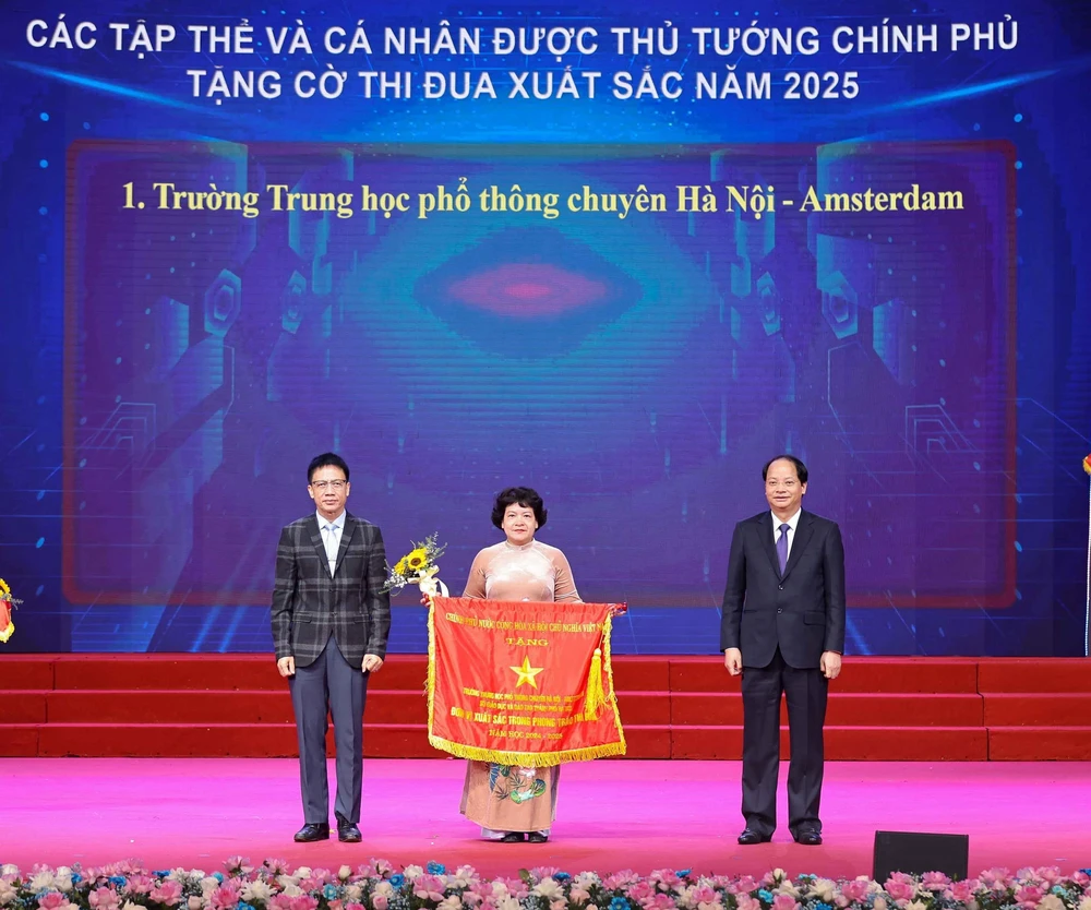 Hà Nội tuyên dương điển hình tiên tiến, nhà giáo tiêu biểu năm 2025 - Ảnh 7. Hà Nội tuyên dương điển hình tiên tiến, nhà giáo tiêu biểu năm 2025 - Ảnh 7.