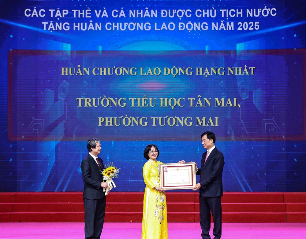 Hà Nội tuyên dương điển hình tiên tiến, nhà giáo tiêu biểu năm 2025 - Ảnh 4. Hà Nội tuyên dương điển hình tiên tiến, nhà giáo tiêu biểu năm 2025 - Ảnh 4.