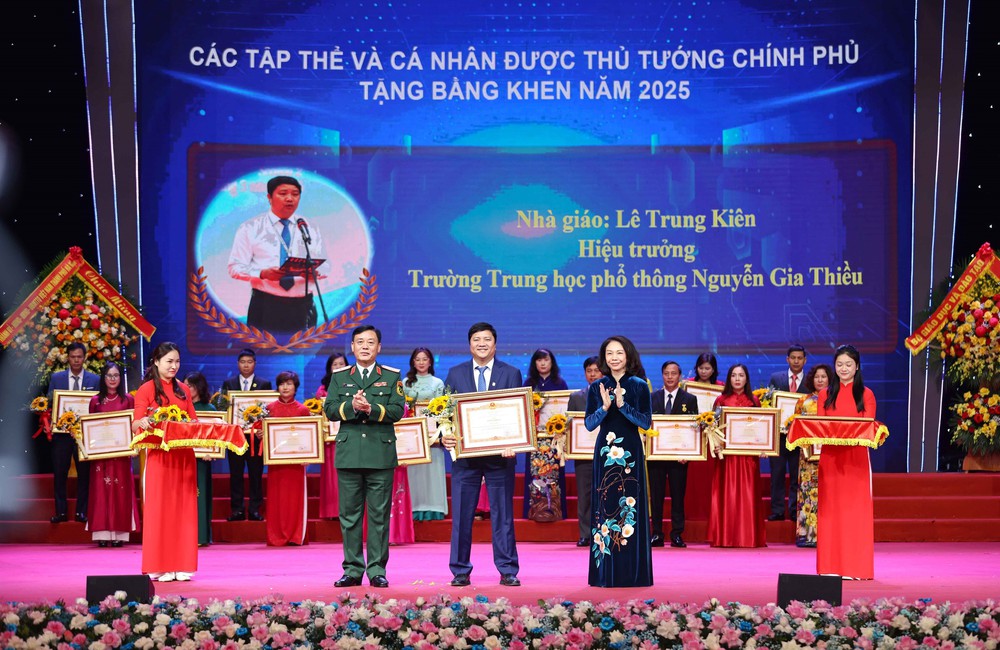 Hà Nội tuyên dương điển hình tiên tiến, nhà giáo tiêu biểu năm 2025 - Ảnh 9. Hà Nội tuyên dương điển hình tiên tiến, nhà giáo tiêu biểu năm 2025 - Ảnh 9.