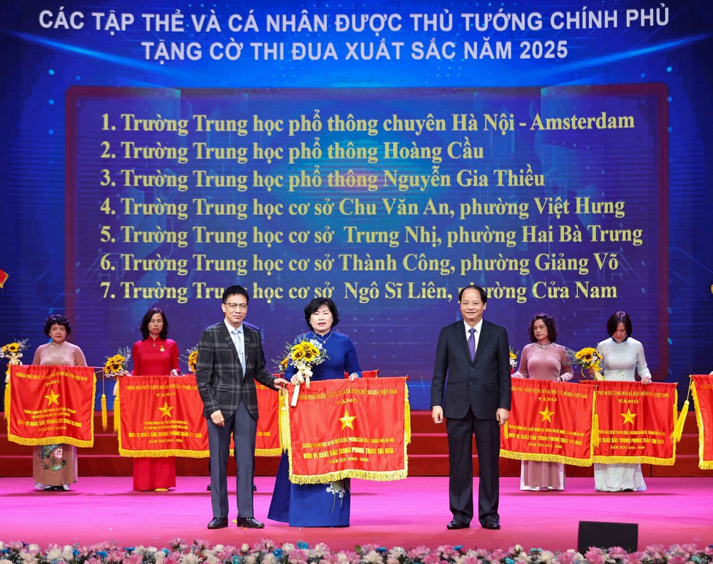 Hà Nội tuyên dương điển hình tiên tiến, nhà giáo tiêu biểu năm 2025 - Ảnh 8. Hà Nội tuyên dương điển hình tiên tiến, nhà giáo tiêu biểu năm 2025 - Ảnh 8.