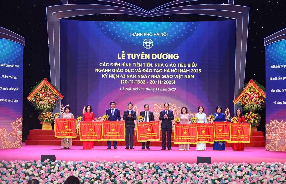 Hà Nội tuyên dương điển hình tiên tiến, nhà giáo tiêu biểu năm 2025 - Ảnh 11. Hà Nội tuyên dương điển hình tiên tiến, nhà giáo tiêu biểu năm 2025 - Ảnh 11.