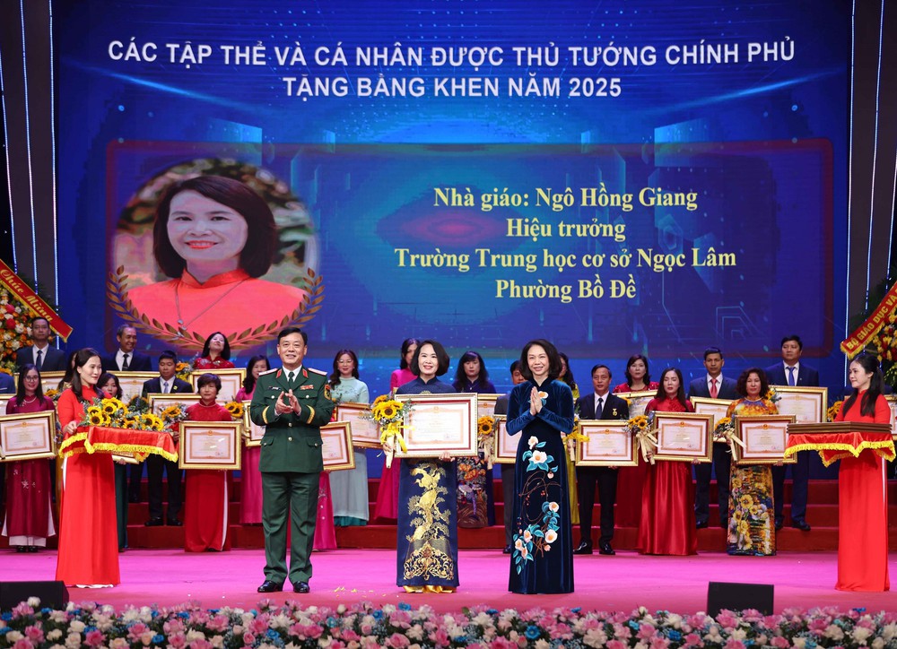 Hà Nội tuyên dương điển hình tiên tiến, nhà giáo tiêu biểu năm 2025 - Ảnh 10. Hà Nội tuyên dương điển hình tiên tiến, nhà giáo tiêu biểu năm 2025 - Ảnh 10.