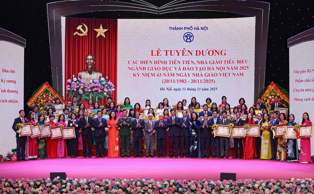 Hà Nội tuyên dương điển hình tiên tiến, nhà giáo tiêu biểu năm 2025 - Ảnh 13. Hà Nội tuyên dương điển hình tiên tiến, nhà giáo tiêu biểu năm 2025 - Ảnh 13.