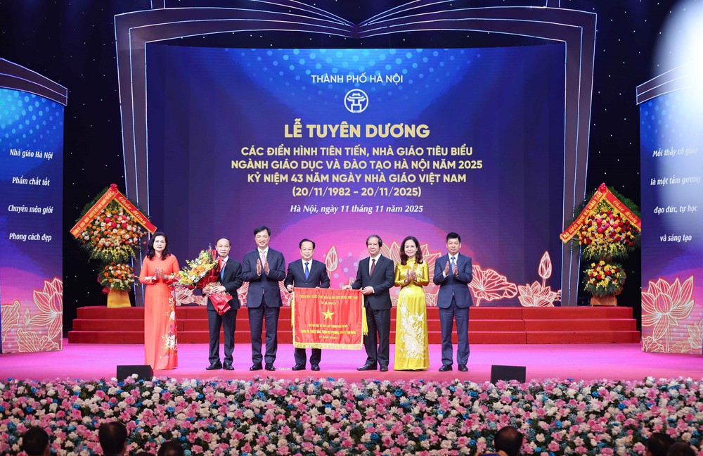 Hà Nội tuyên dương điển hình tiên tiến, nhà giáo tiêu biểu năm 2025 - Ảnh 12. Hà Nội tuyên dương điển hình tiên tiến, nhà giáo tiêu biểu năm 2025 - Ảnh 12.
