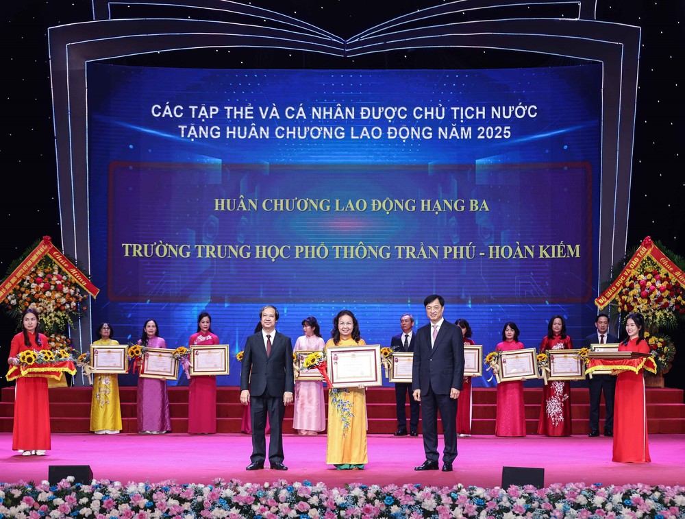 Hà Nội tuyên dương điển hình tiên tiến, nhà giáo tiêu biểu năm 2025 - Ảnh 5. Hà Nội tuyên dương điển hình tiên tiến, nhà giáo tiêu biểu năm 2025 - Ảnh 5.